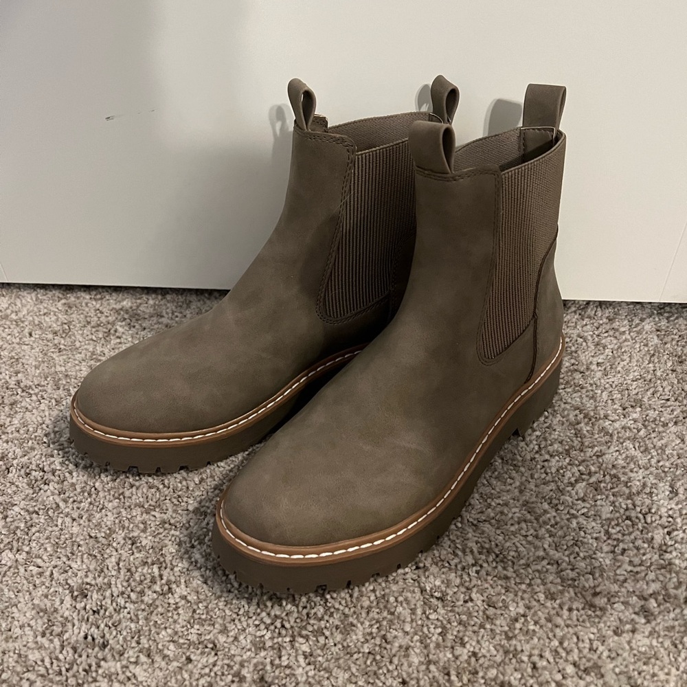 Tan leather dolce vita ankle boots!
